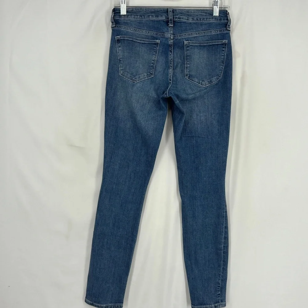 Gap Womens Size 2 Curvy Skinny Jeans Faded Blue Wash Five Pocket Distressed Knee - Picture 8 of 10